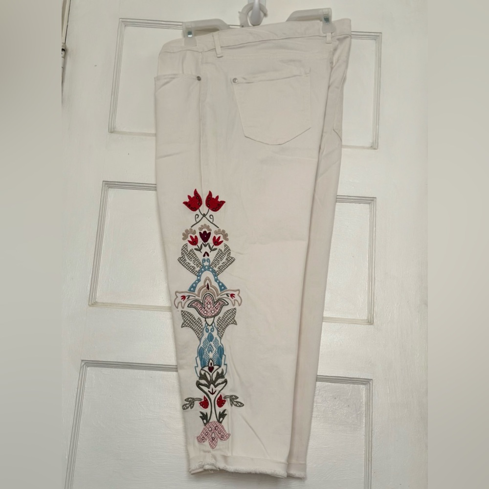 NWOT Nine West Chrystie Floral Embroidered White Capris